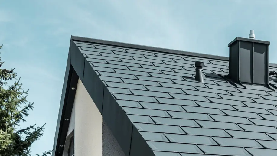 Ukázka přesné pokládky střešního panel R.16 v barvě antracitové barvě.
