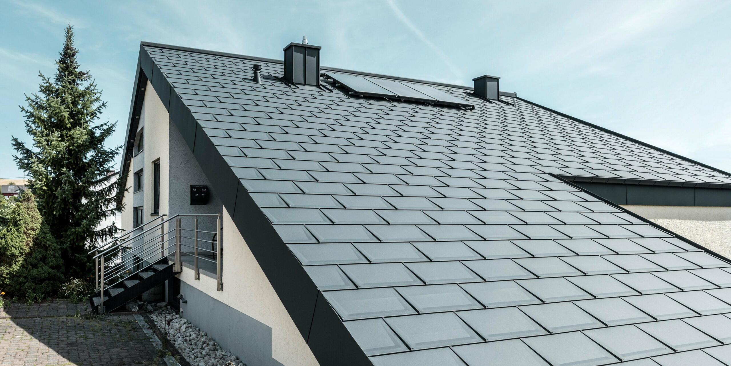 Ukázka přesné pokládky střešního panel R.16 v barvě antracitové barvě.