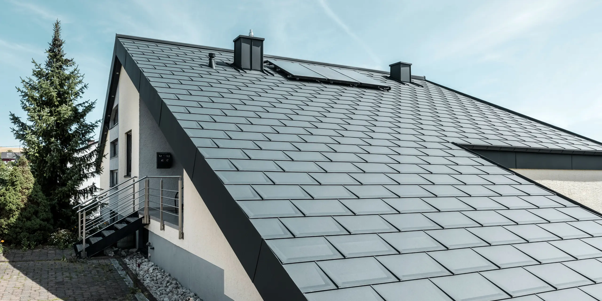 Ukázka přesné pokládky střešního panel R.16 v barvě antracitové barvě.