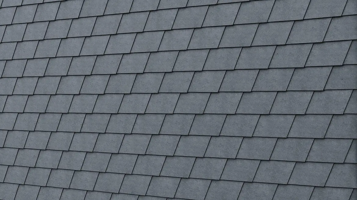 Detailní záběr na PREFA fasádní šindel v kvalitě P.10 břidlicová