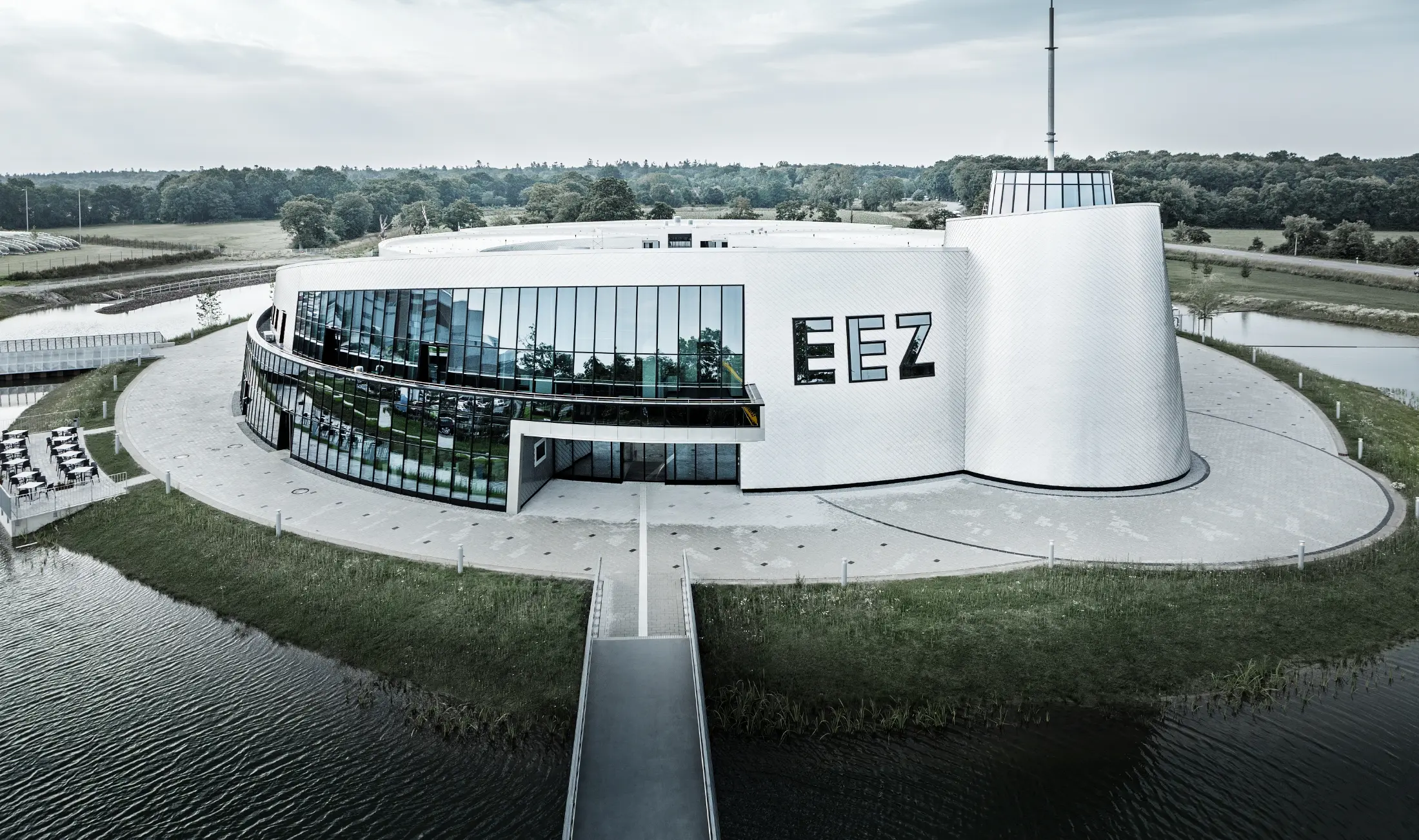 Na Energetickém zážitkovém centru Aurich (EEZ) byly mnohé zaoblené části budovy obloženy PREFA fasádními šablonami 20 × 20 v barvě přírodní hliník.