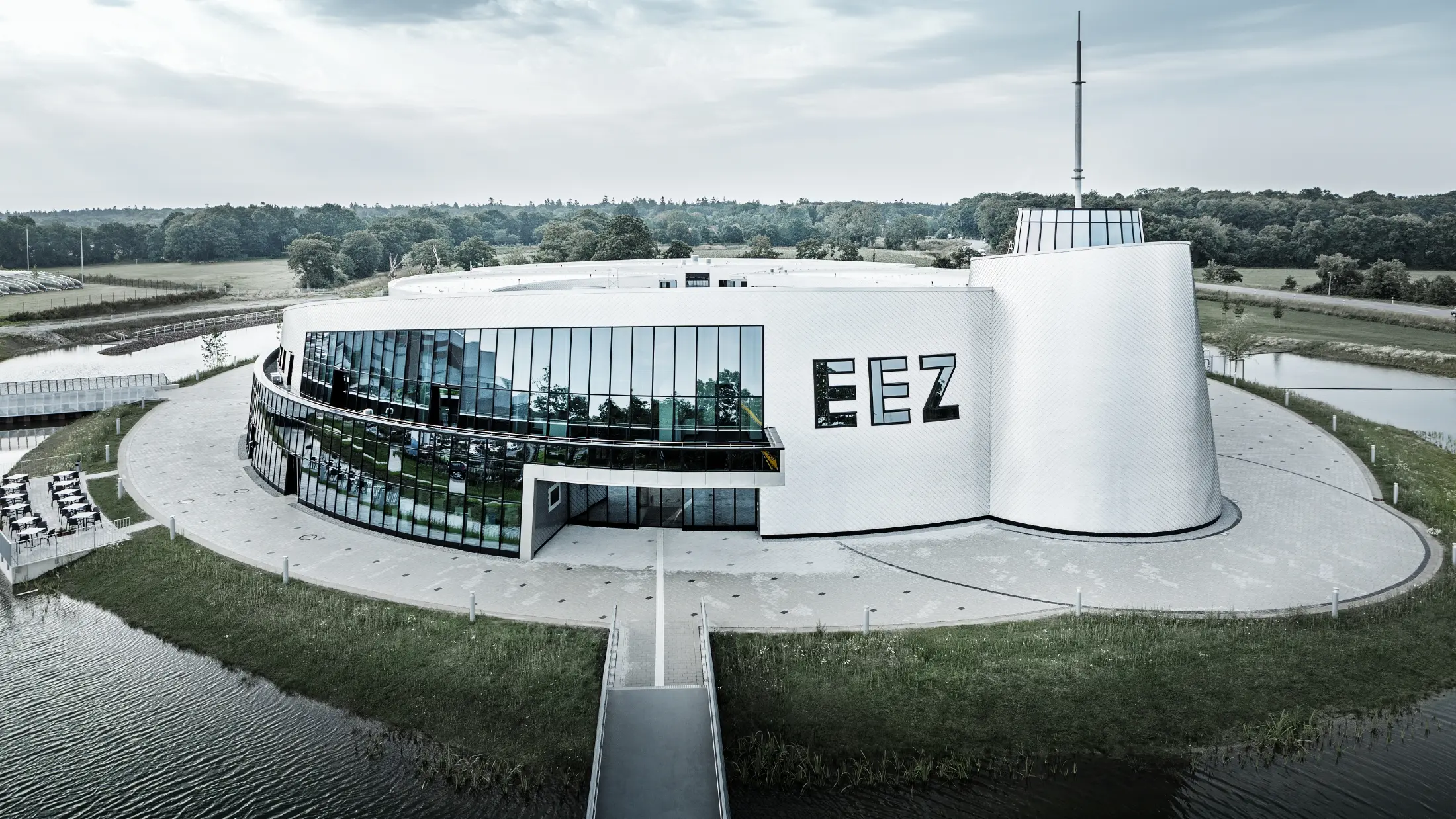 Na Energetickém zážitkovém centru Aurich (EEZ) byly mnohé zaoblené části budovy obloženy PREFA fasádními šablonami 20 × 20 v barvě přírodní hliník.