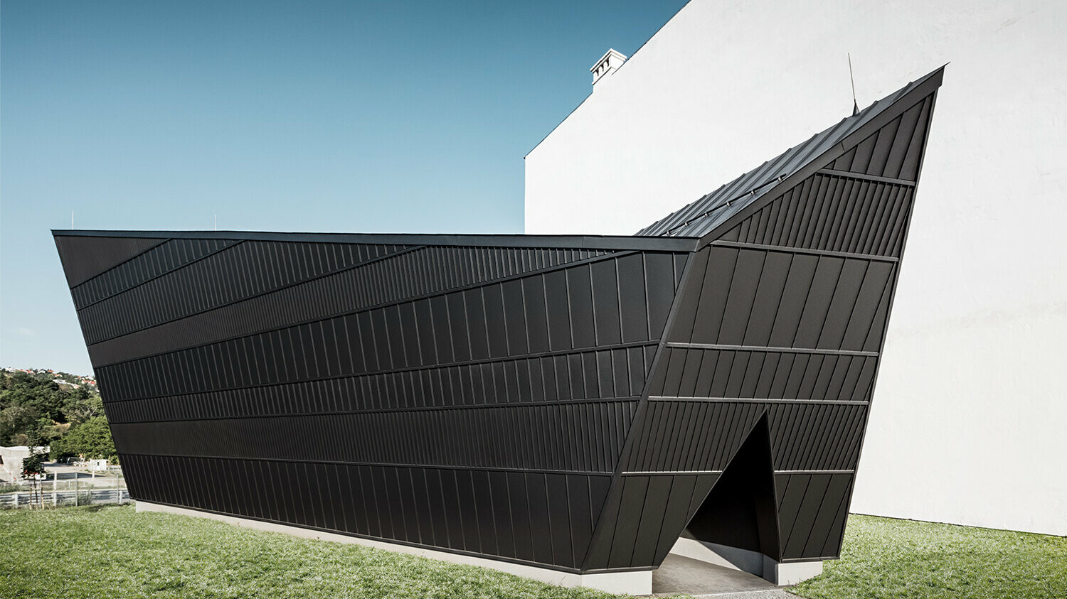 Boční perspektiva nového pavilonu kina Muzea ve Skanzenu, opláštěného černým hliníkem, navrženého architektem Istvánem Bársonym.