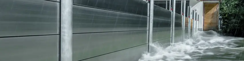 Detailní záběr na protipovodňovou ochranu PREFA z hliníku, která vždy odolá povodním a chrání rodinný dům v pozadí.