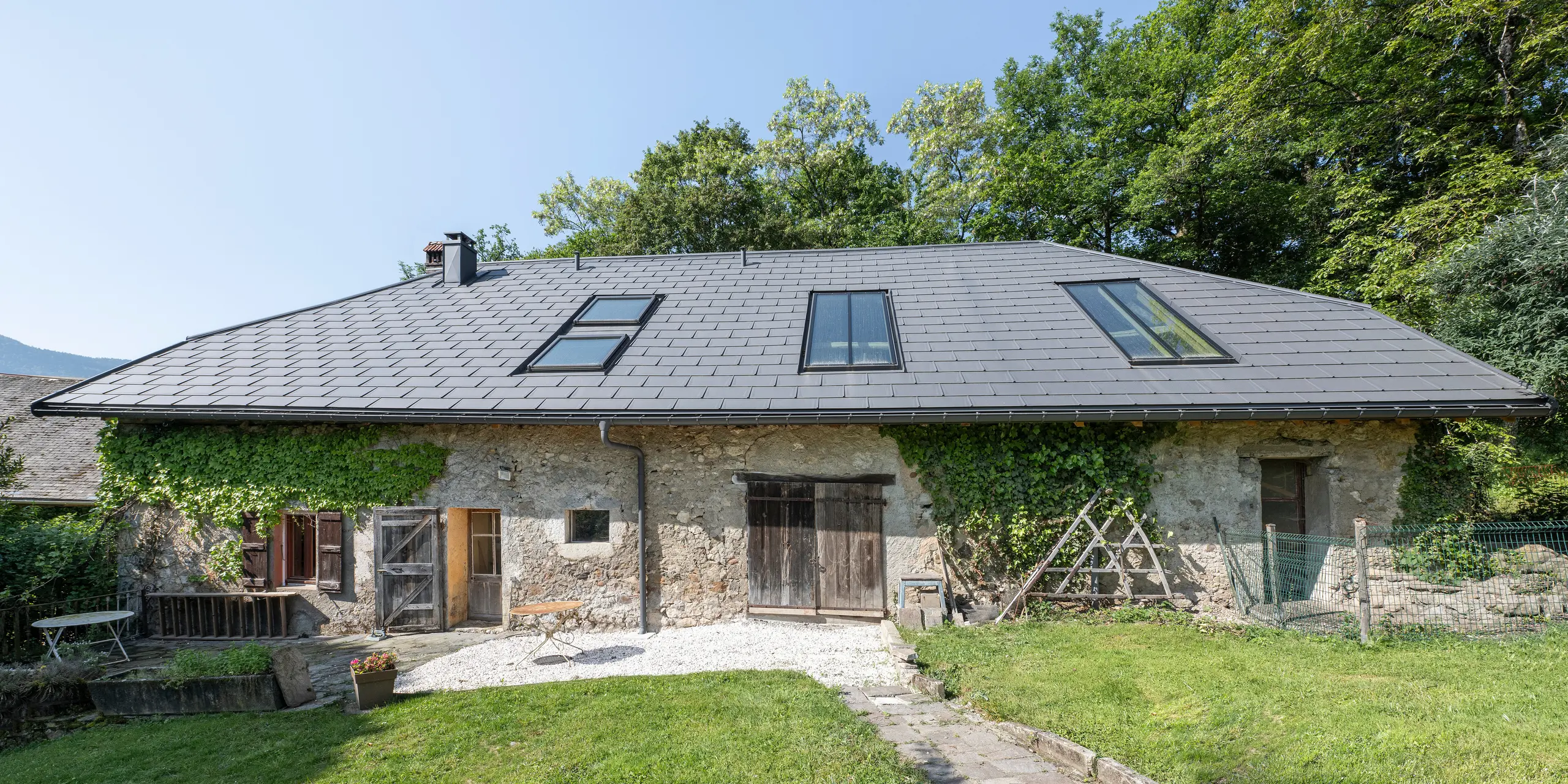 Malebná farma s hliníkovou střechou PREFA ve Francii