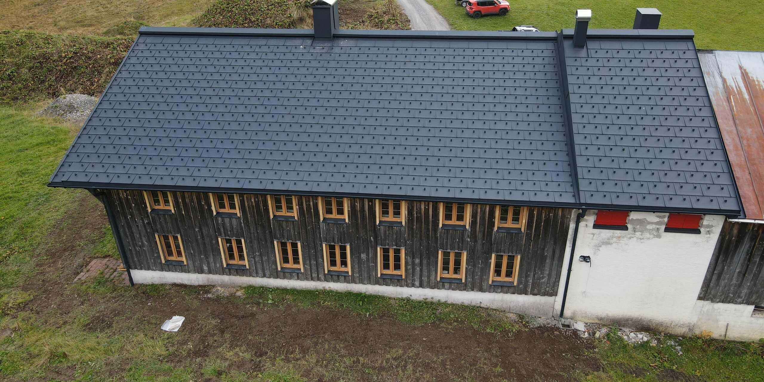 Střešní panel R.16 v kombinaci se střešním solárním panelem v barvě P.10 antracitové