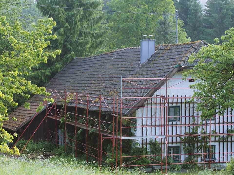 Starý rodinný domek před rekonstrukcí střechy s použitím produktů PREFA