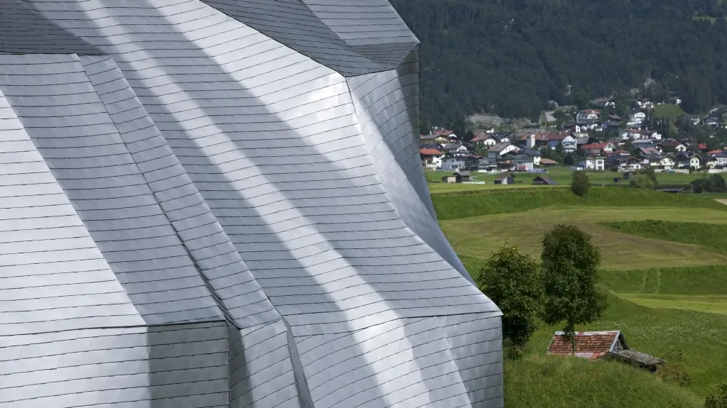 Detailní pohled na falcovaný šindel v barvě stříbrné metalízy