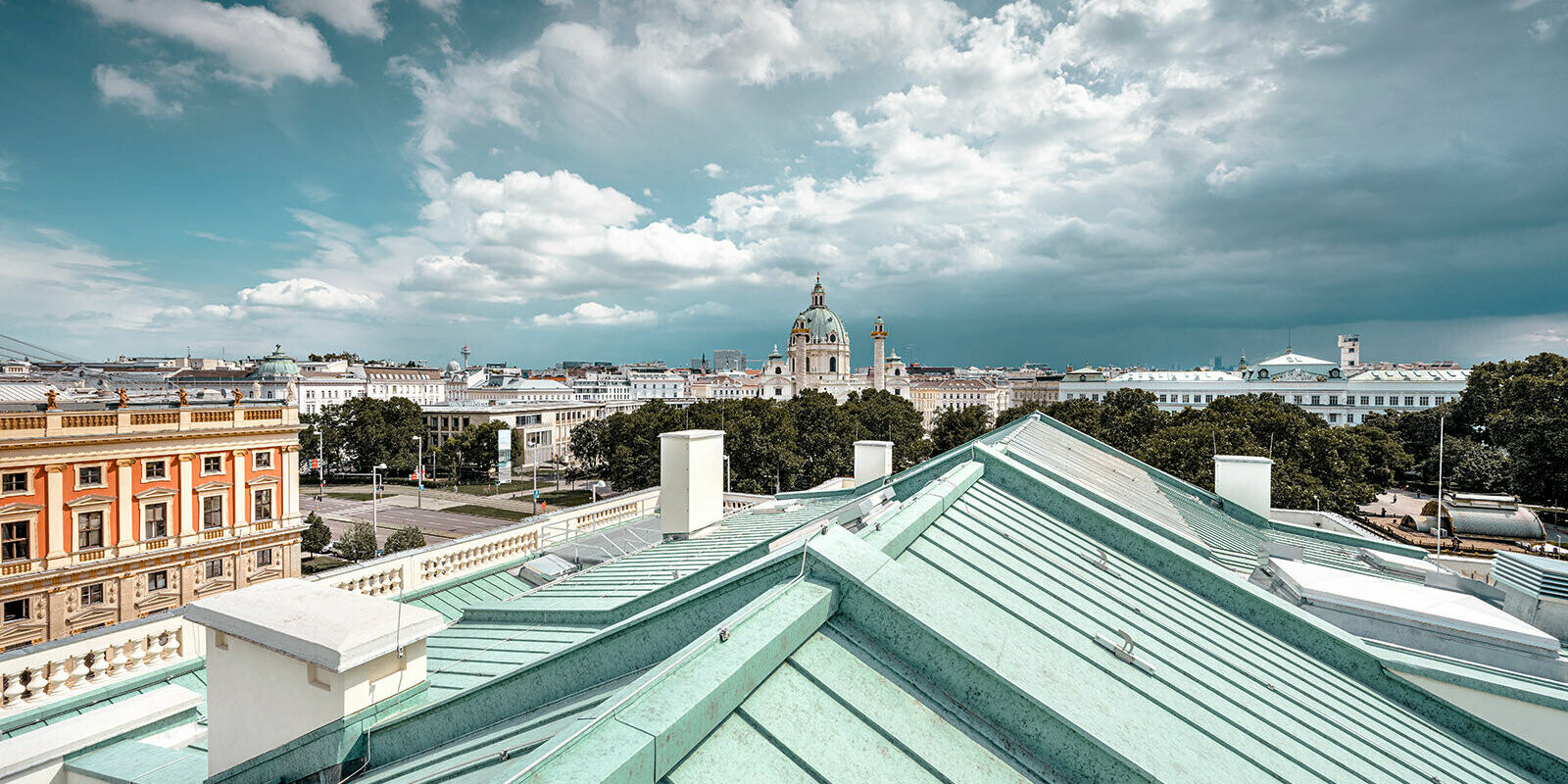 Pohled přes střechu Domu umělců na vídeňském Karlsplatz.