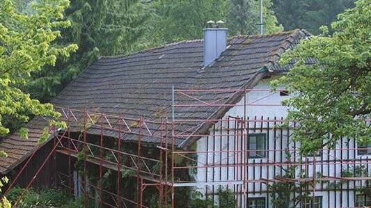 Stará střecha statku Wiesenhaus před sanací PREFA falcovanými střešními šindeli, s lešením