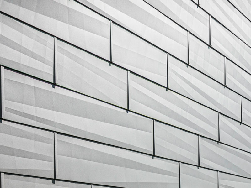 Fasádní panel FX.12 s charakteristickými příčnými hranami, barva P.10 světle šedá