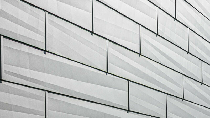 Fasádní panel FX.12 s charakteristickými příčnými hranami, barva P.10 světle šedá