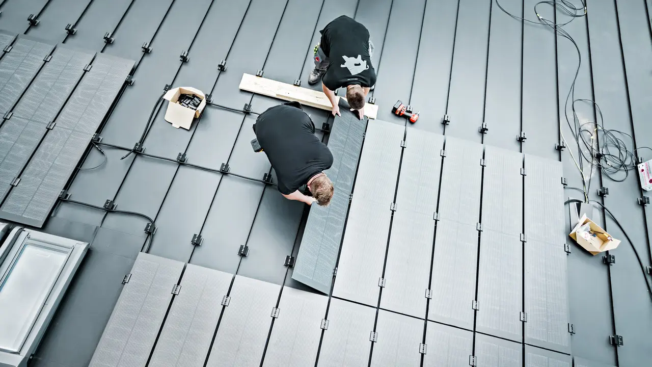 Na modernom krovu u Meschedeu, Njemačka, po prvi je put instaliran inovativni PREFALZ solarni modul. Bezokvirni staklo/staklo PV moduli s TOPCon tehnologijom ćelija elegantno se uklapaju u krovnu površinu od oko 97 m² i pružaju impresivnih 18 kWp snage. Niska nagibnost omogućuje poboljšani efekt samoprilaganja i naglašava estetiku zgrade. Kvalitetno PREFALZ rješenje kombinira dizajn, učinkovitost i održivost – idealno za zahtjevne investitore.