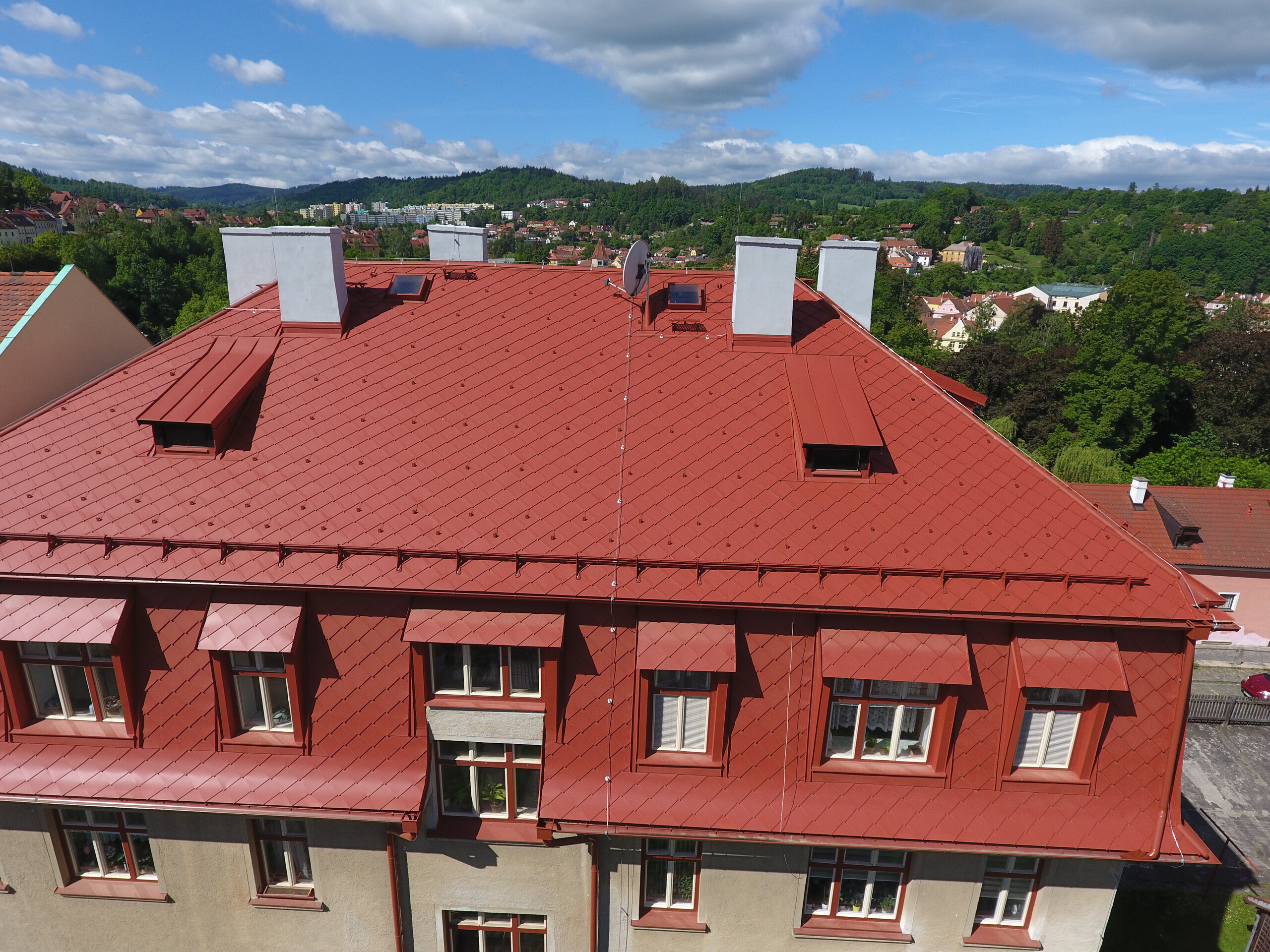 Pohled na členitou valbovou střecha s mansardou