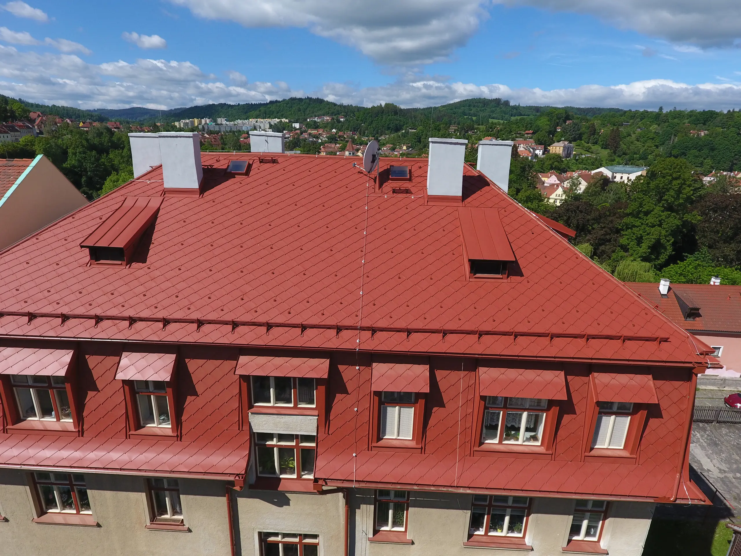 Pohled na členitou valbovou střecha s mansardou