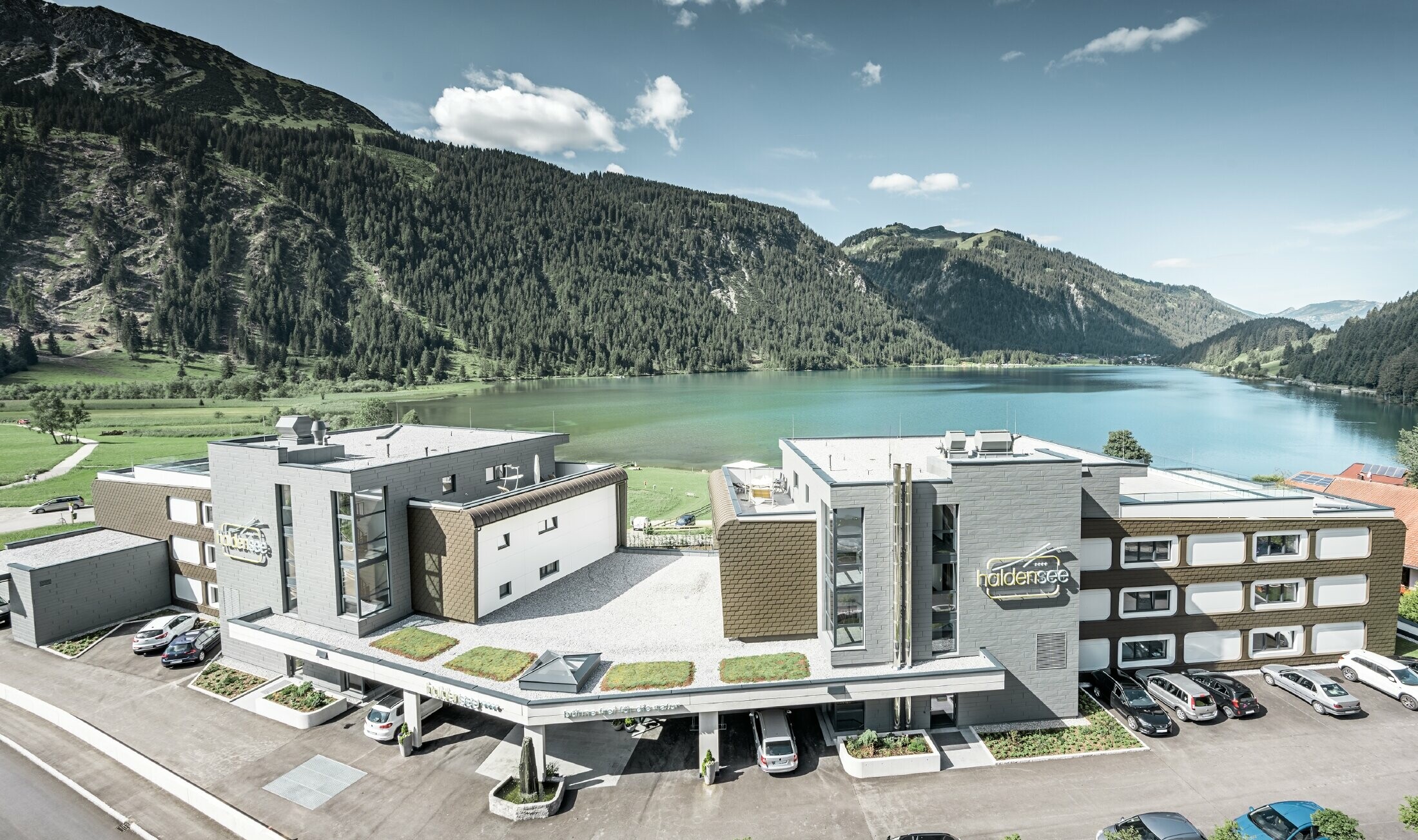 Z hotelu je panoramatický výhled na blízké jezero, lesy a hory