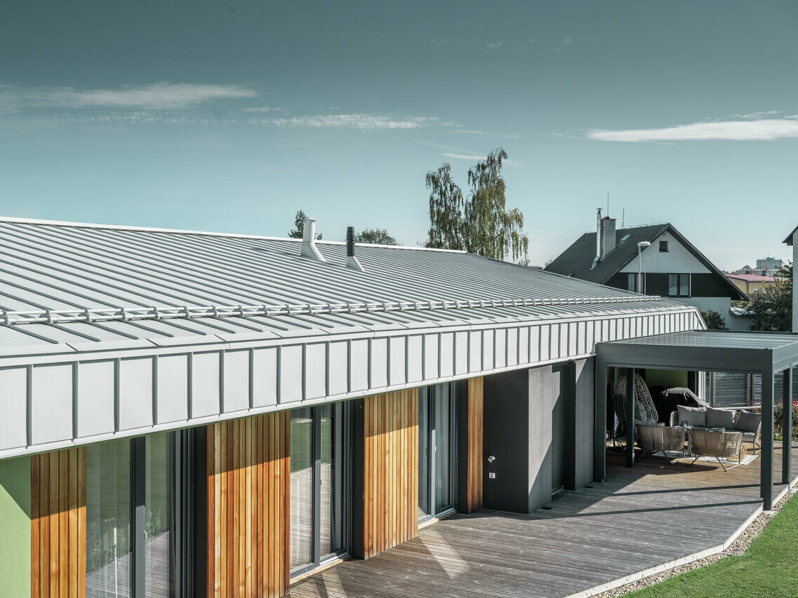 Střecha a fasáda jsou pokryty pravidelnými šáry svitkového plechu PREFALZ v kvalitě barvy P.10