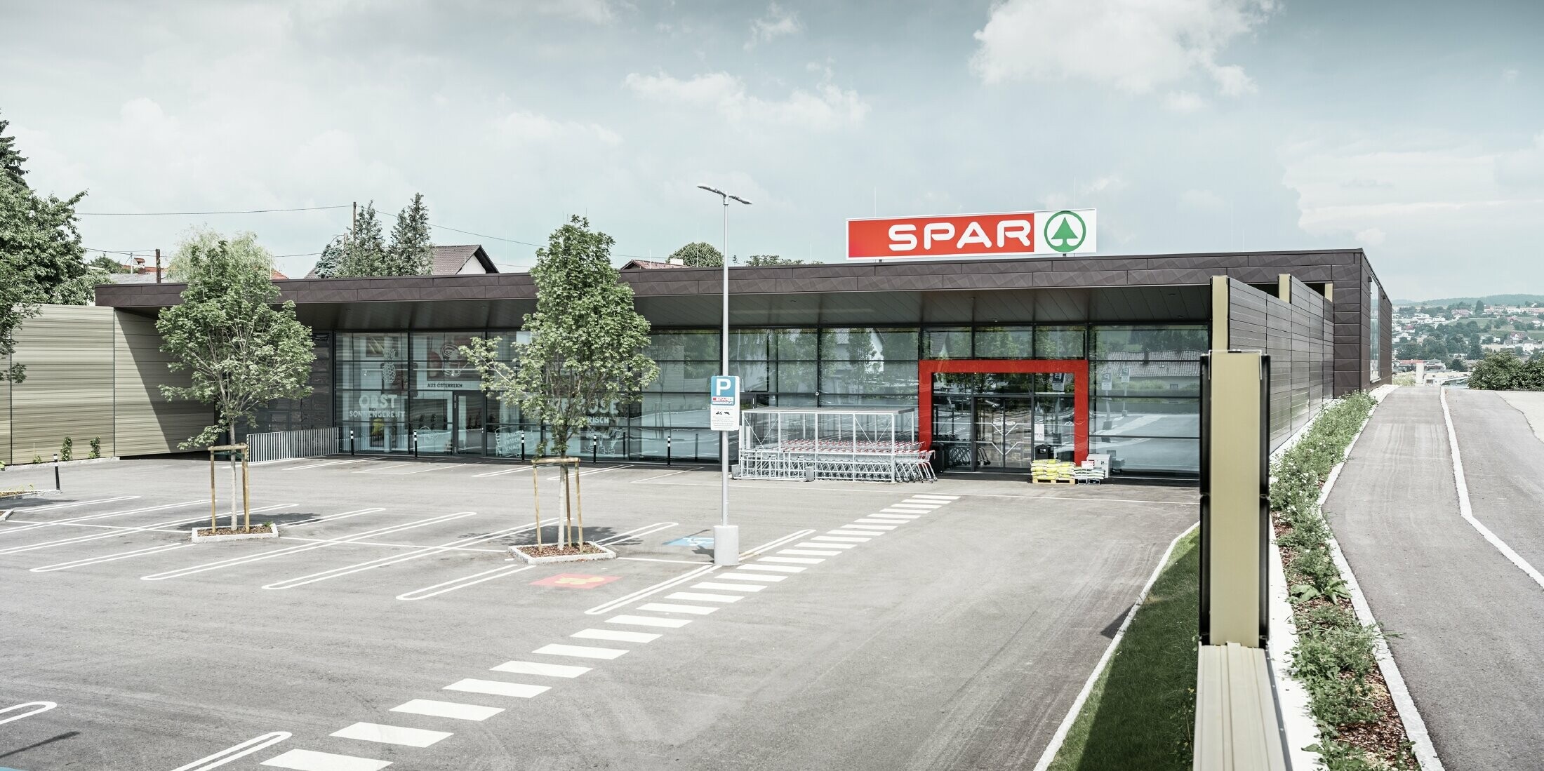 Pohled z parkoviště na pobočku SPAR s fasádou ze Siding.X 