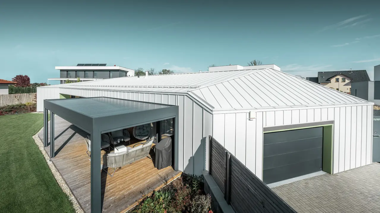 Zastřešená pergola a vjezd do garáže
