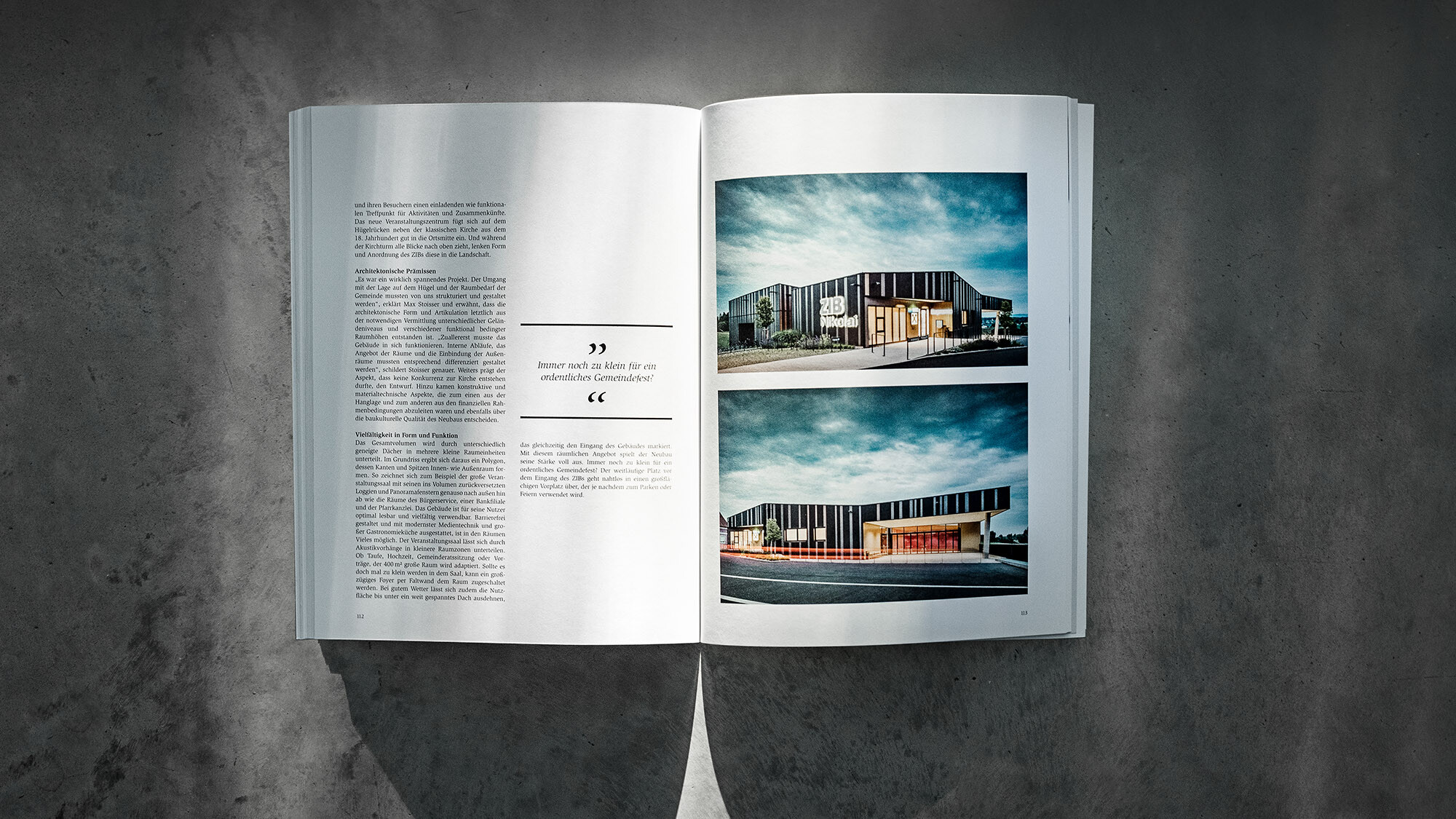 Otevřená PREFARENZEN kniha 2024 s článkem o projektu Walters Restaurant od dreiplus architects na šedém pozadí.