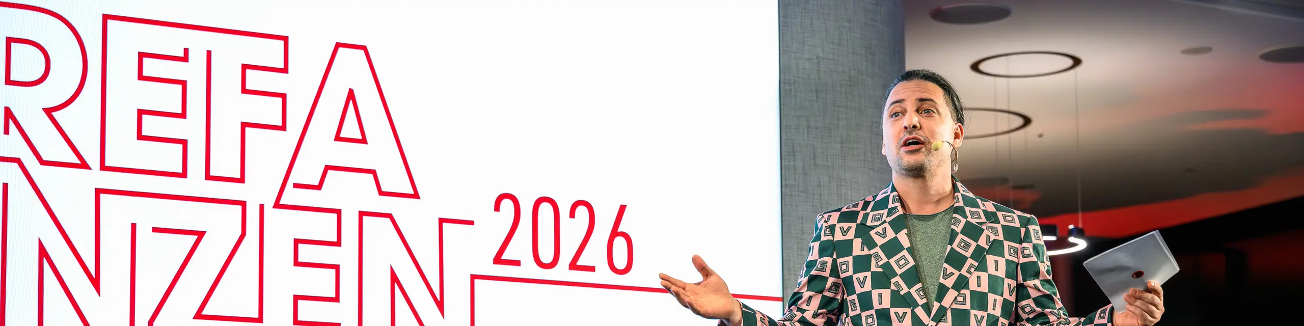 Opravdu nezapomenutelný okamžik na prezentaci PREFARENZEN 2026: moderátor Serkan Temel zaujal publikum svým šarmem, humorem a výrazným outfitem. Jeho přítomnost podtrhla kreativního ducha akce, která spojuje inovaci, design a komunitu. Vrcholem večera v k47.wien, který představil, jak se dnes pojímá a vnímá moderní a všestranná hliníková architektura s PREFA.