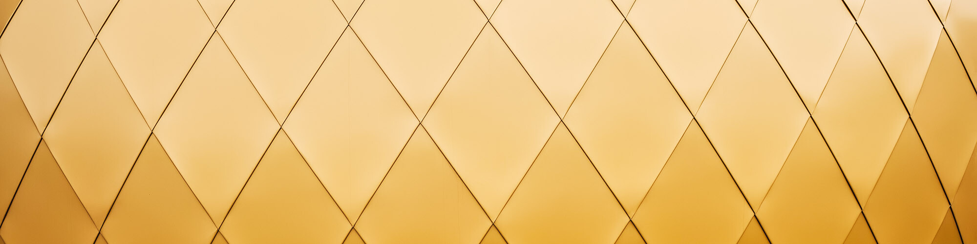 Detailní pohled na zlatou třpytivou fasádu PREFA.