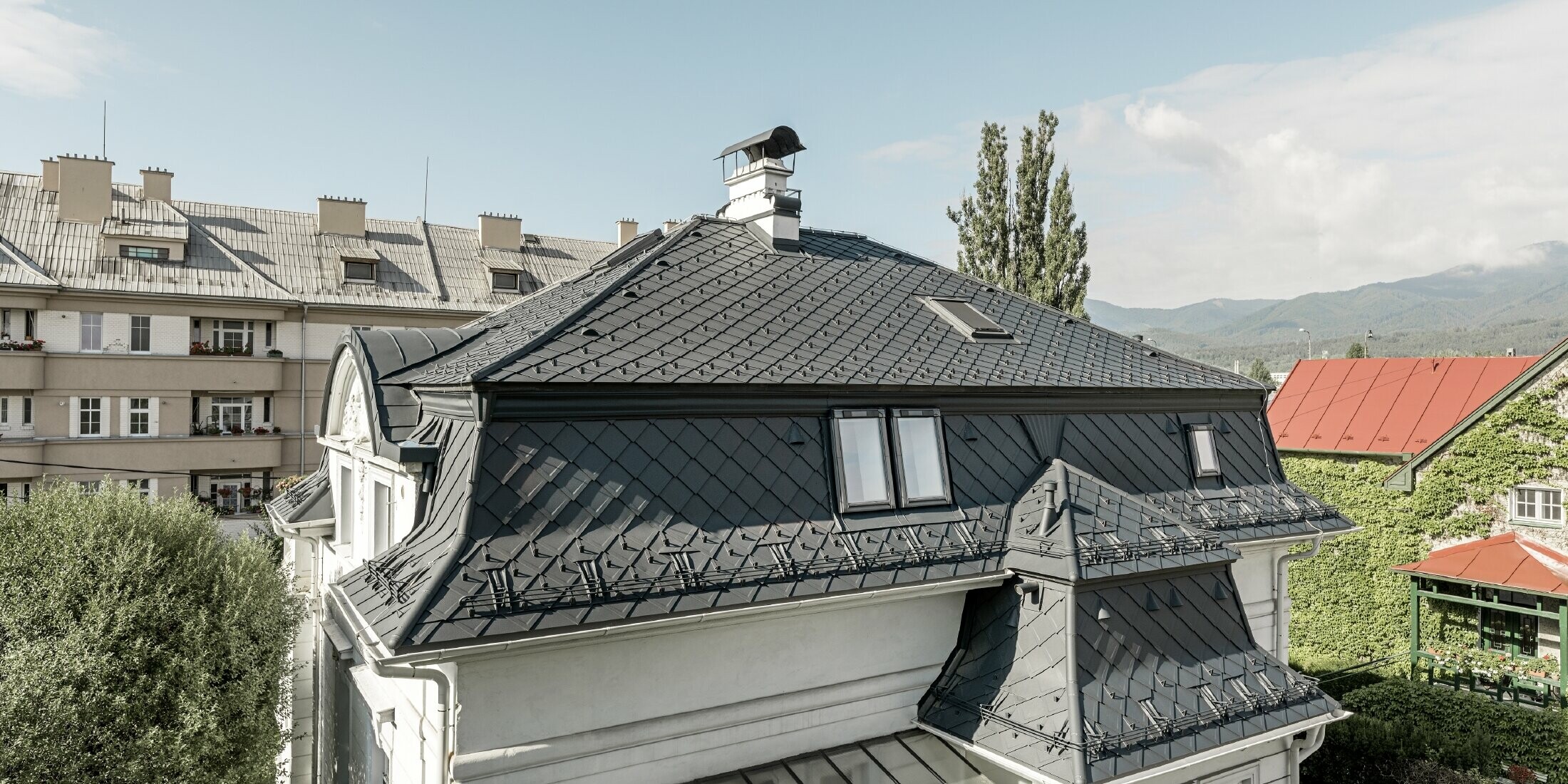 Falcovaná šablona 29 × 29 na střeše vily. Střecha je doplněna o protisněhové prvky v podobě sněhových háků.