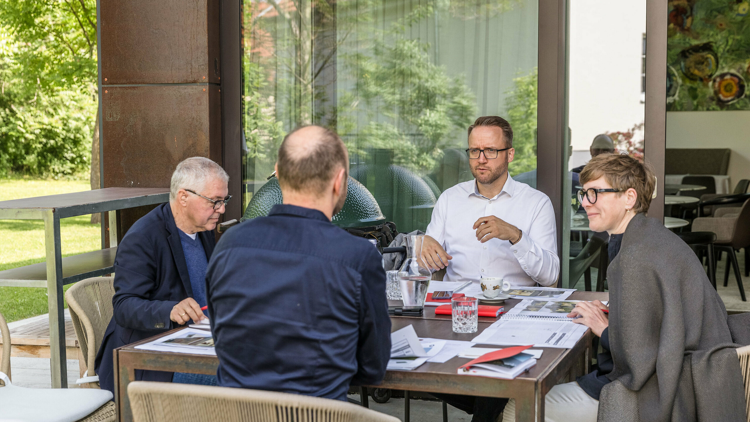 Intenzivní hodnocení projektů na expertním dialogu PREFARENZEN 2026: Falk Leinert (Leinert Lorenz Architekten), Thomas Schlett (B3 Architekten), Christian Wirth (regionální obchodní manažer pro východ, PREFA Austria) a Juliane Croce (Croce & Wir) zkoumali architektonické návrhy venku v areálu vinařského sídla v burgenlandském regionu Seewinkel. Porota diskutovala o kreativních přístupech, udržitelných materiálech a kvalitě designu, aby vybrala finální projekty pro Architektonickou knihu a kalendář PREFARENZEN 2026.