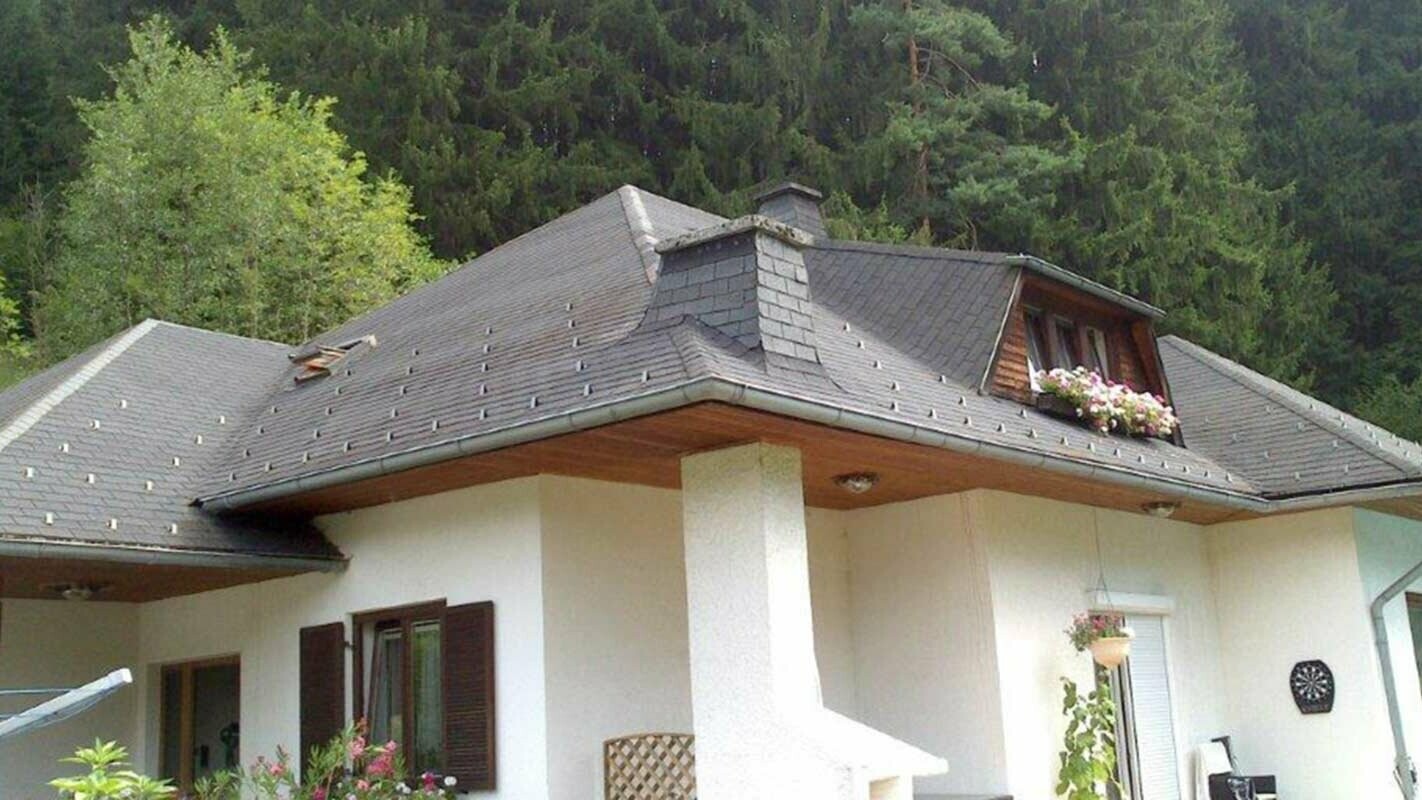 Rodinný dům před sanací valbové střechy  včetně trapézového vikýře za použití PREFA falcovaných střešních tašek 