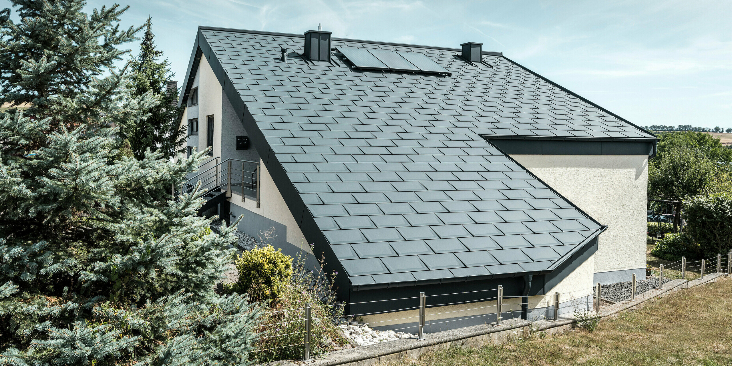Střešní panel R.16 v barvě P.10 antracitové vč. odvodňovacího systému PREFA