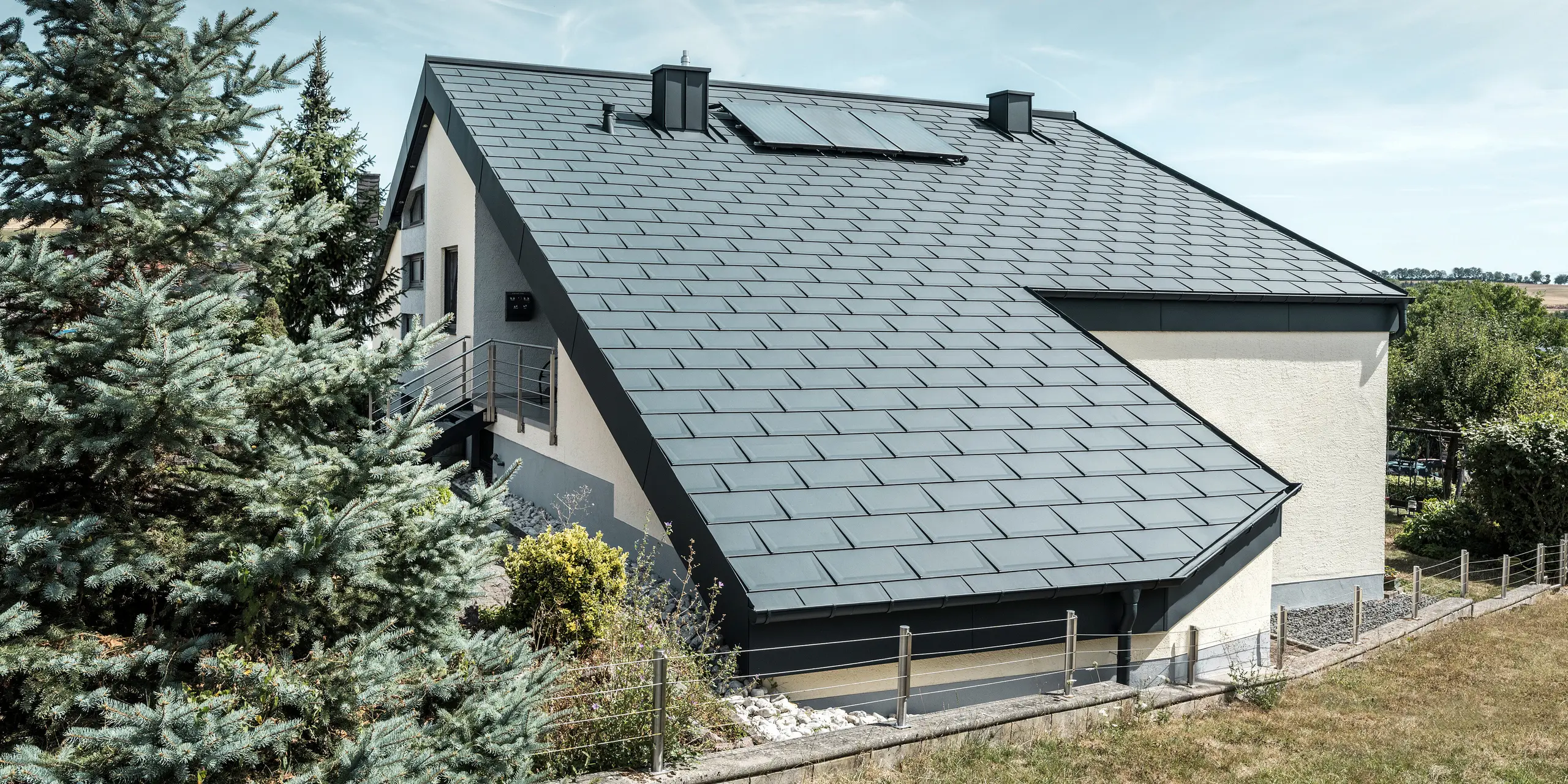 Střešní panel R.16 v barvě P.10 antracitové vč. odvodňovacího systému PREFA