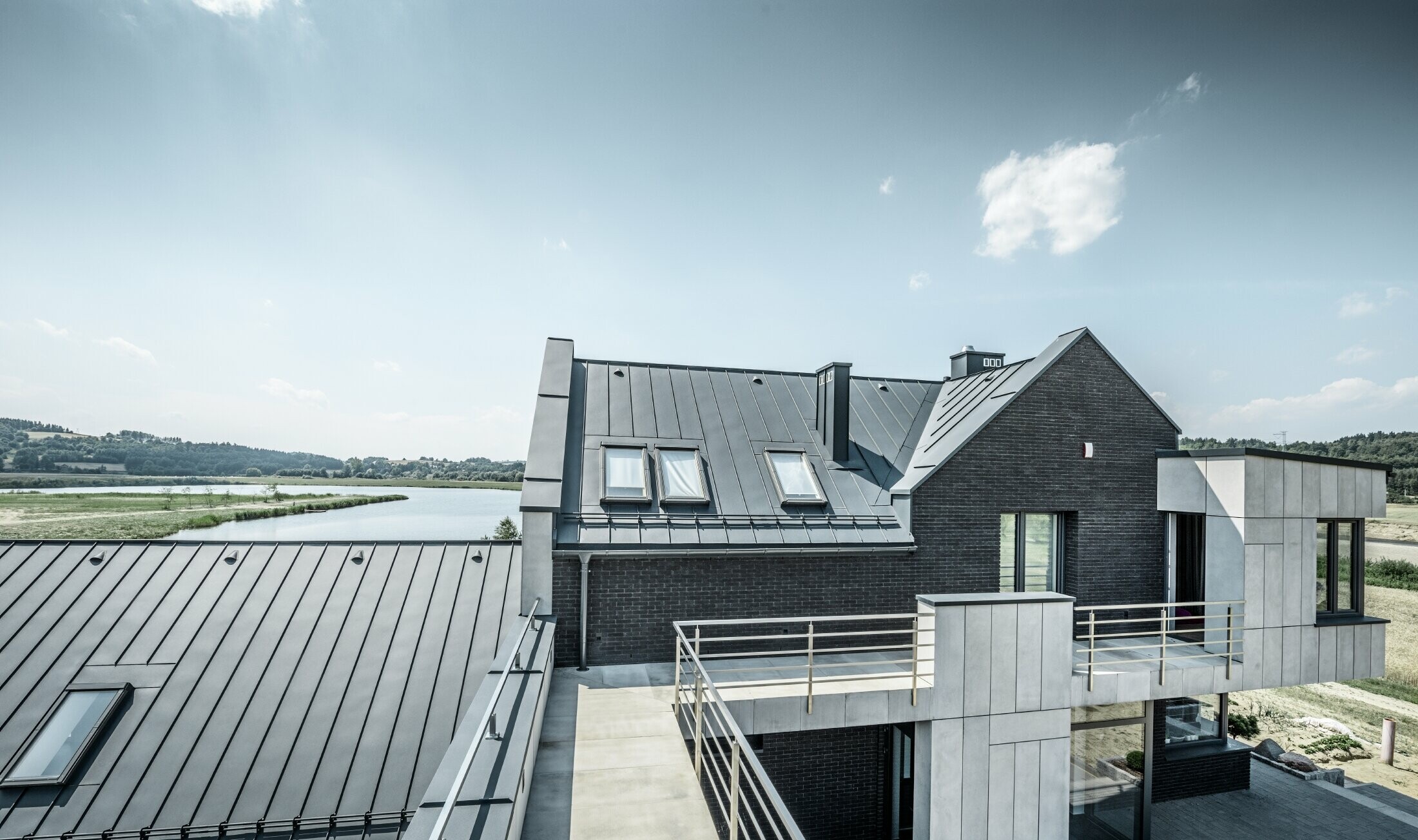 Haus des Steines eingedeckt in Prefalz in P.10 Anthrazit