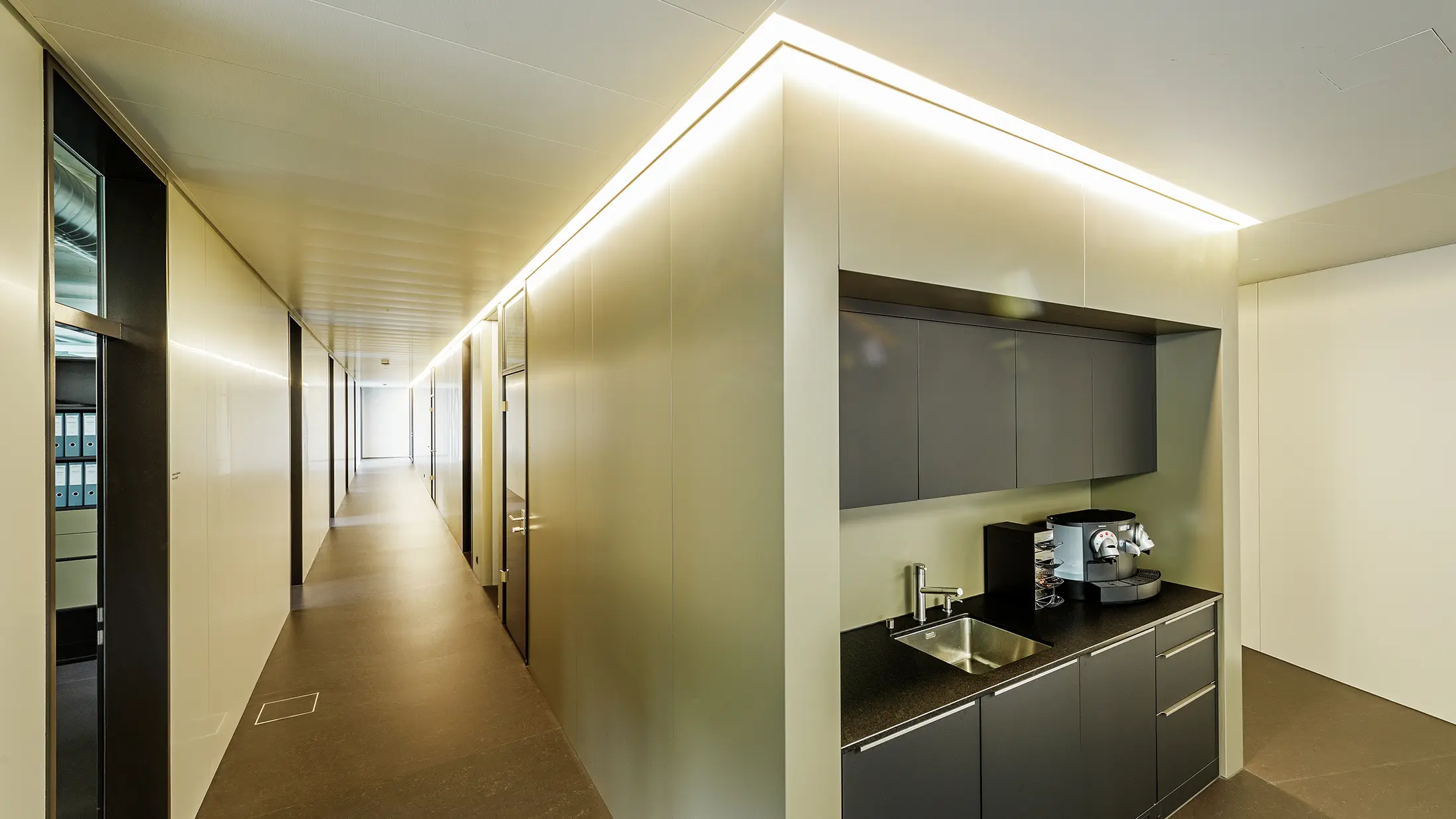 Design interiéru s osvětlením a hliníkovými kompozitními deskami v bronzové barvě od PREFA