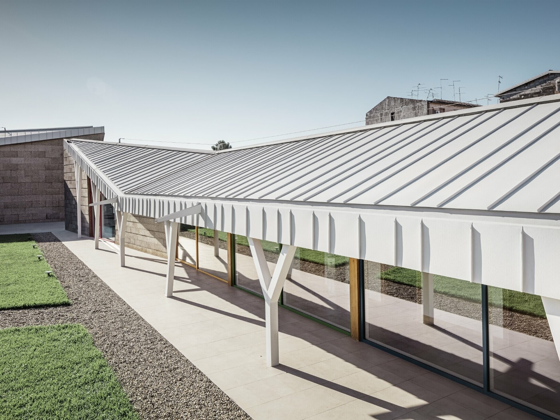 Architektura dětského zdravotnického zařízení WonderLAD byla navržena jako ochranná náruč. Střecha i fasáda byly realizovány pomocí prvků PREFALZ v barvě prefa bílá. 