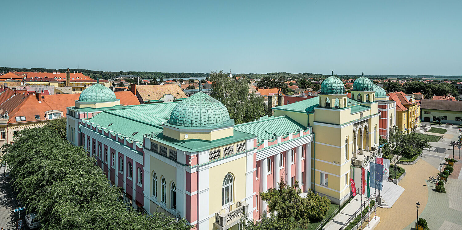 Pohled na budovu radnice s kupolemi a střechou opláštěnými hliníkovým plechem PREFALZ v barvě P.10 patina zelená