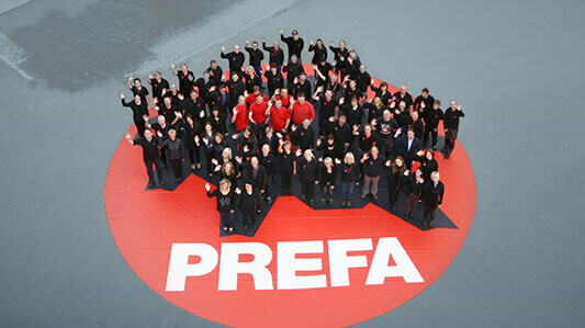 Snímek mávajících zaměstnanců PREFA