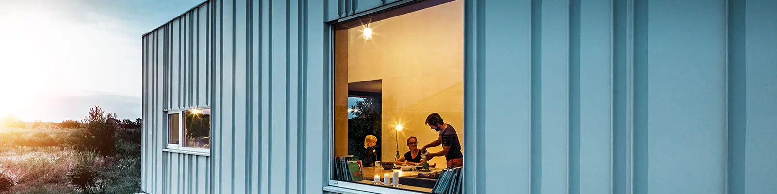 Moderní rodinný dům v Polsku, opláštěný PREFALZEM v barvě P.10 prefa bílé