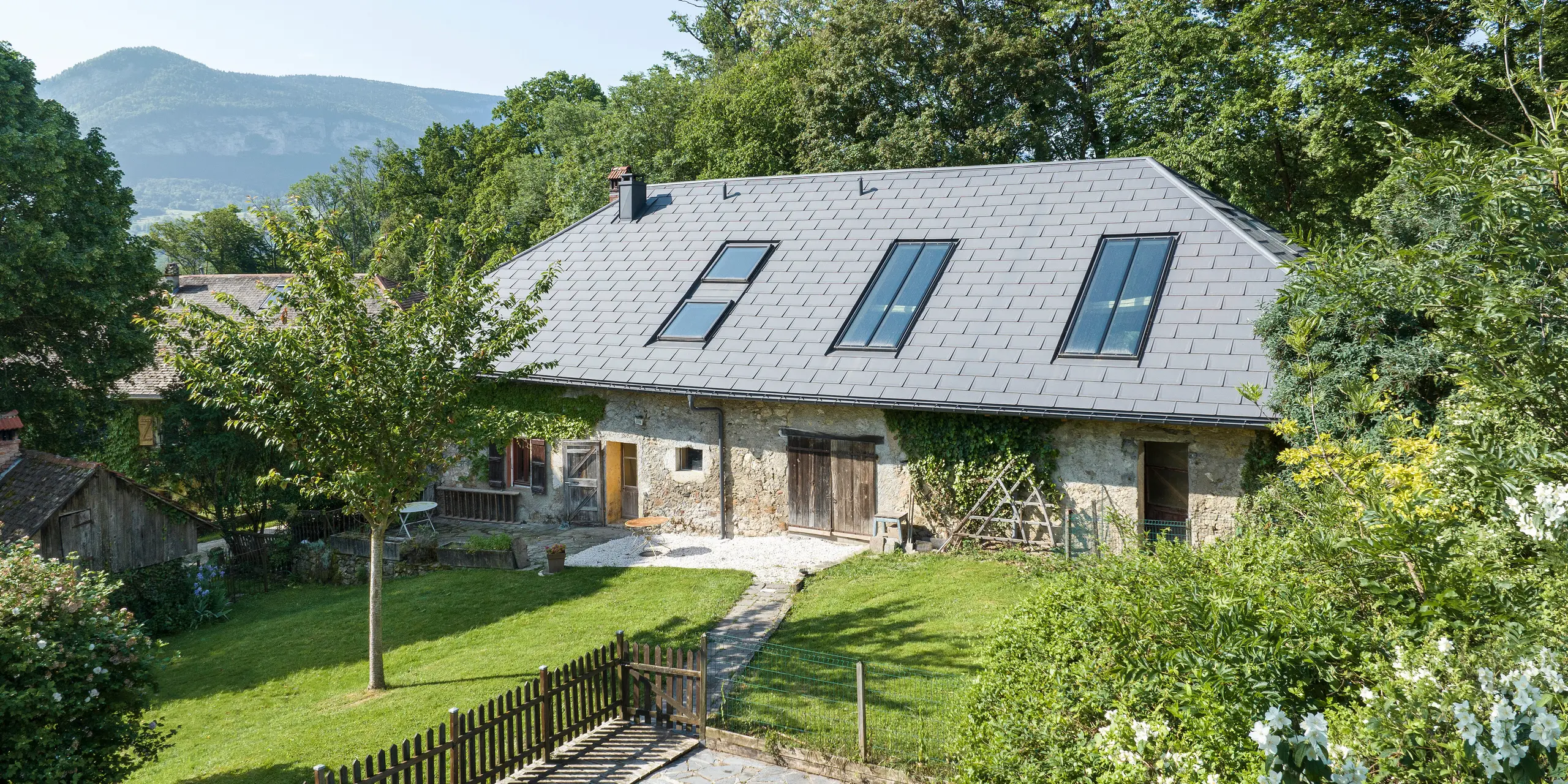 Stará farma s novou lehkou střechou od PREFA a bazénem na zahradě
