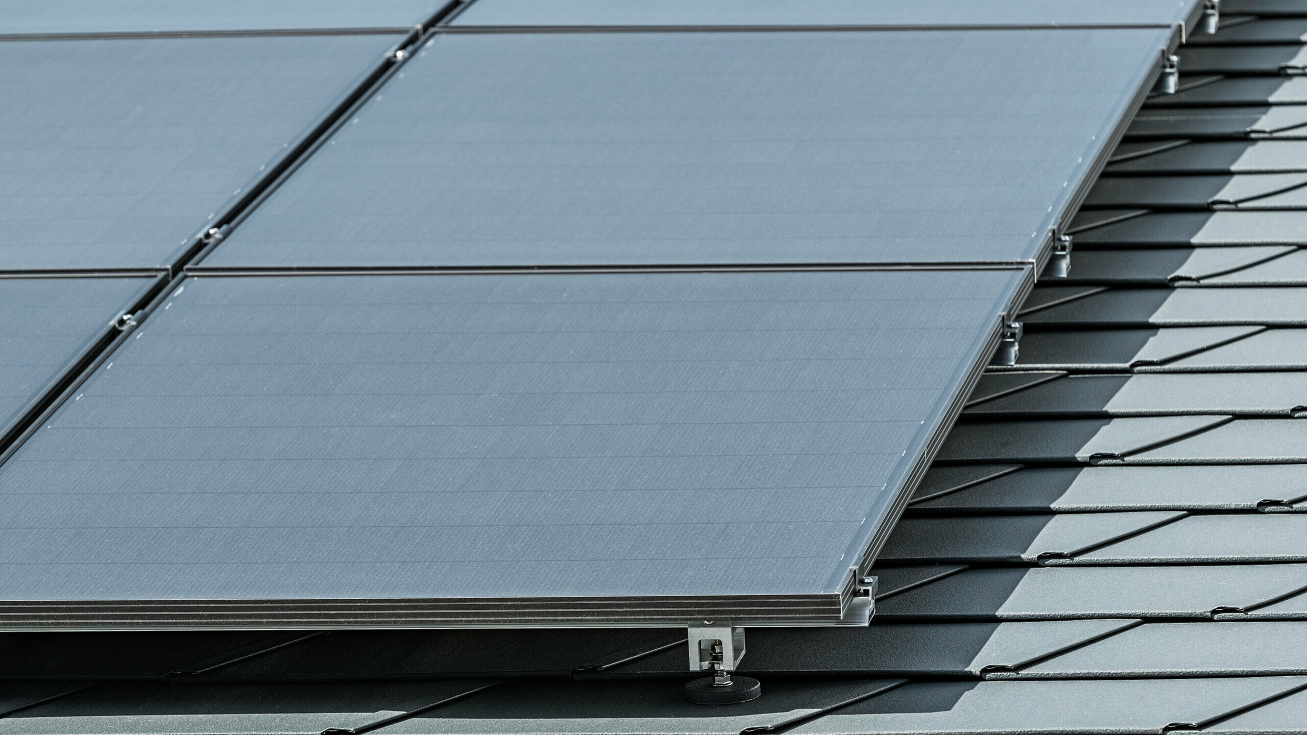 FVE elektrárna namontovaná na solárních držácích Vario od PREFA