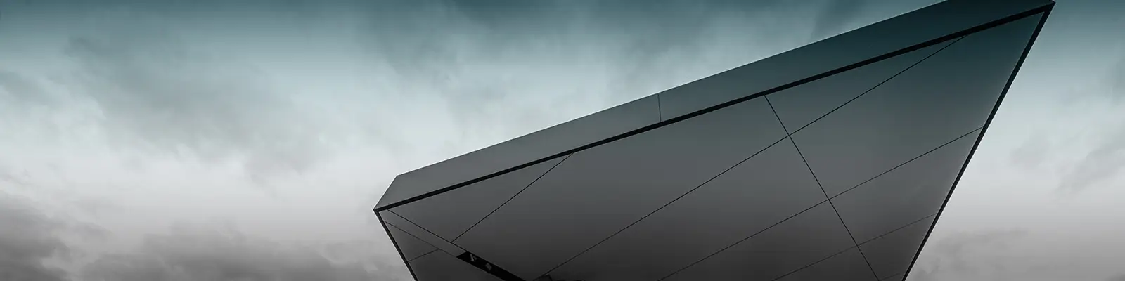 Chata Seethalerhütte v nadmořské výšce 2 470 metrů při západu slunce, s krytinou ze střešních a fasádních panelů PREFA FX.12