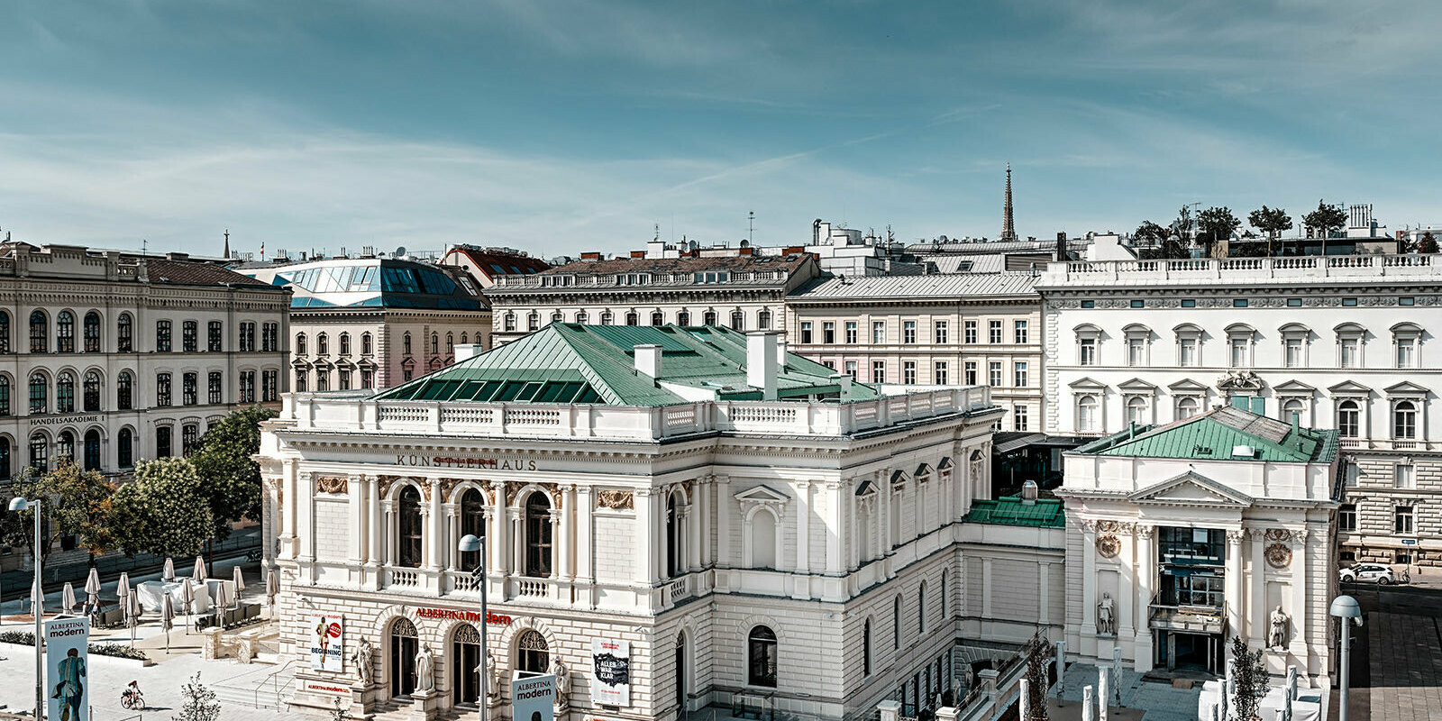Můžete vidět Dům umělců ve Vídni obklopený dalšími budovami.