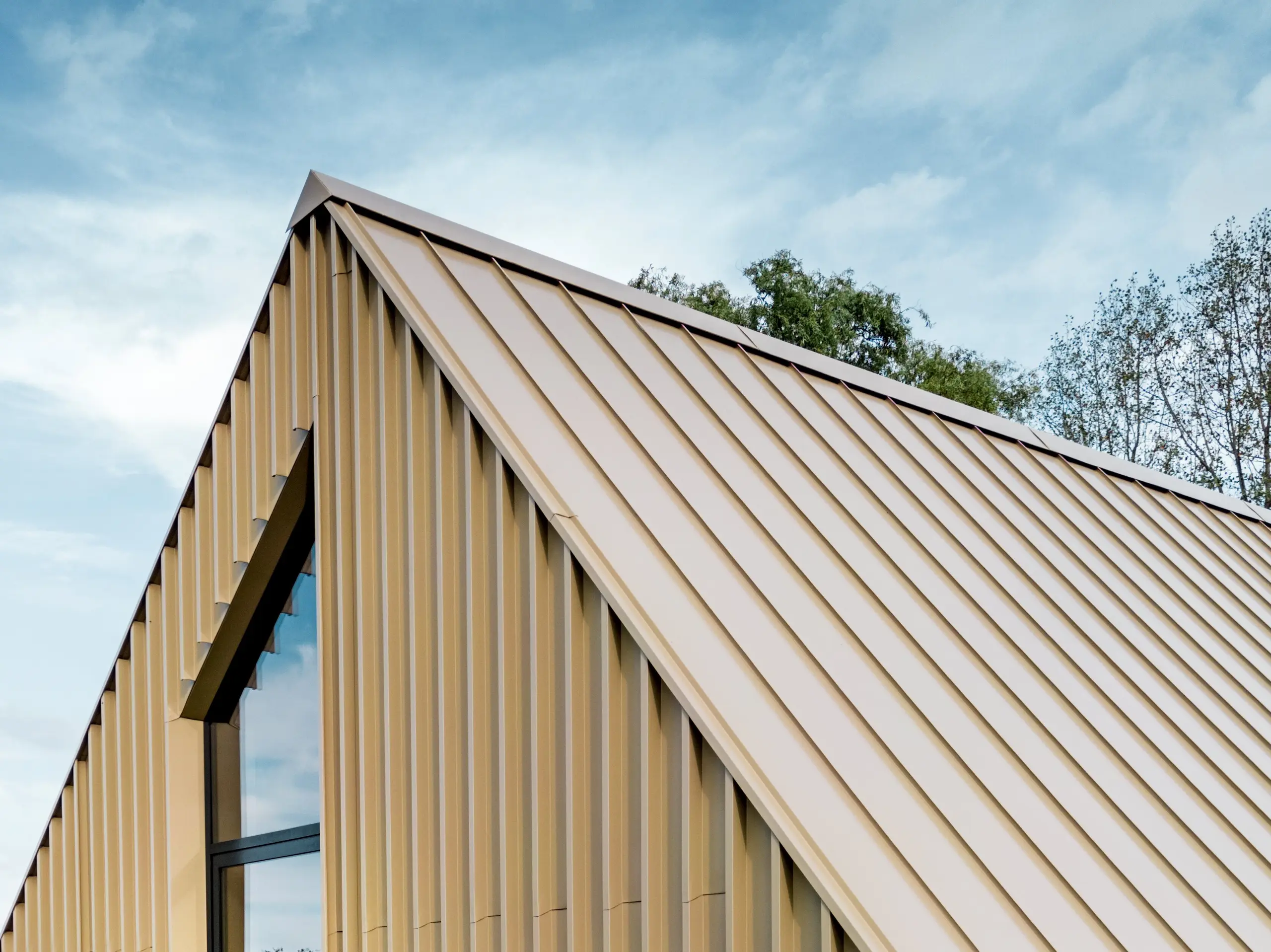 PREFA Falzonal Fassade im Farbton Neukupfer