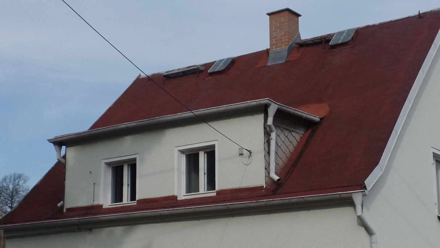 Objekty s pultovými vikýři před sanací za použití PREFA falcovaných střešních šindelů 