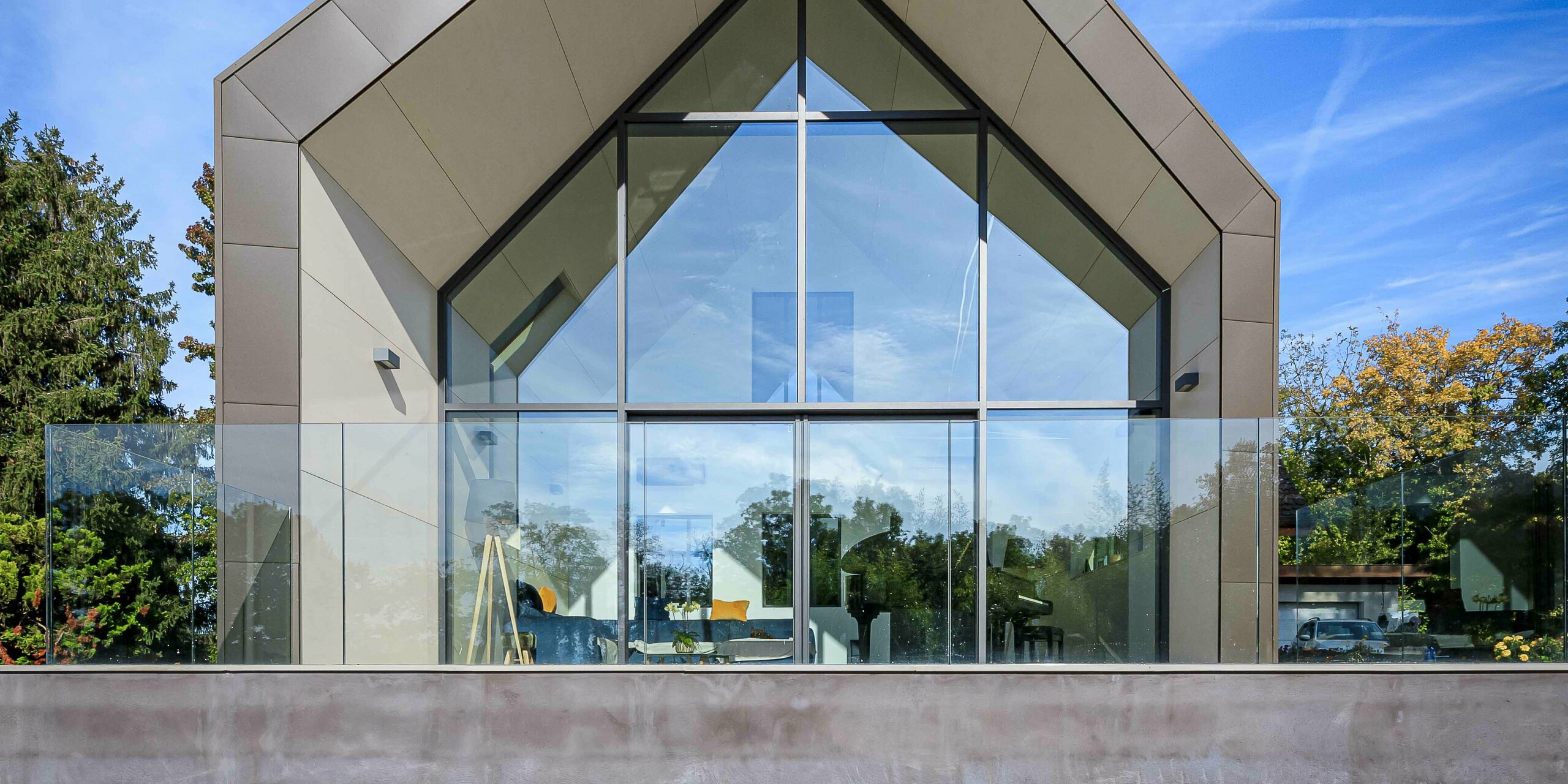 Přístavba s PREFA střešními a fasádními panely FX.12 v P.10 tmavě hnědé jako kontrastní designový prvek rodinného domu v Lully