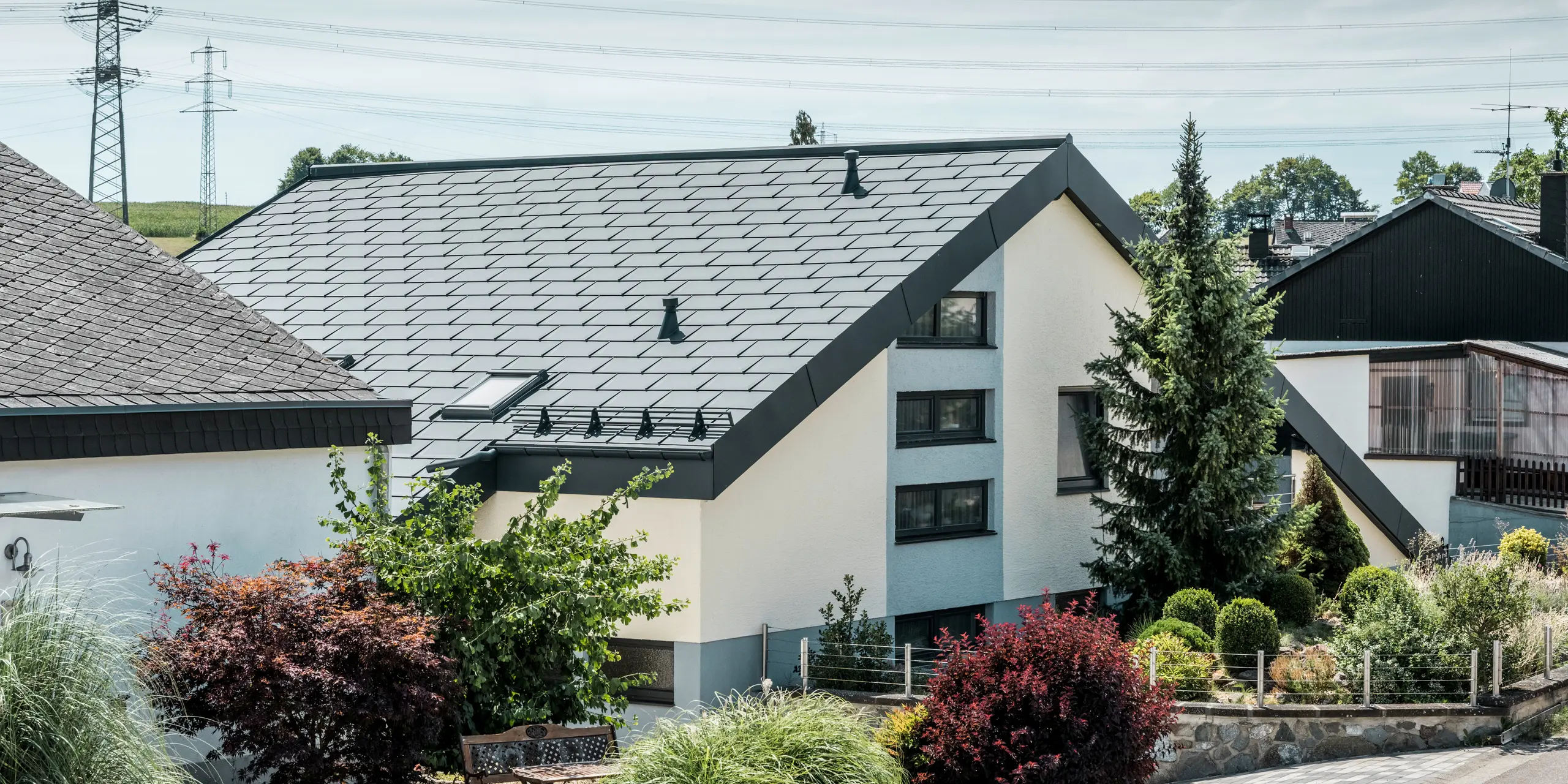 Trubky profilované sněhové zábrany a střešní panel R.16 na střeše rodinného domu