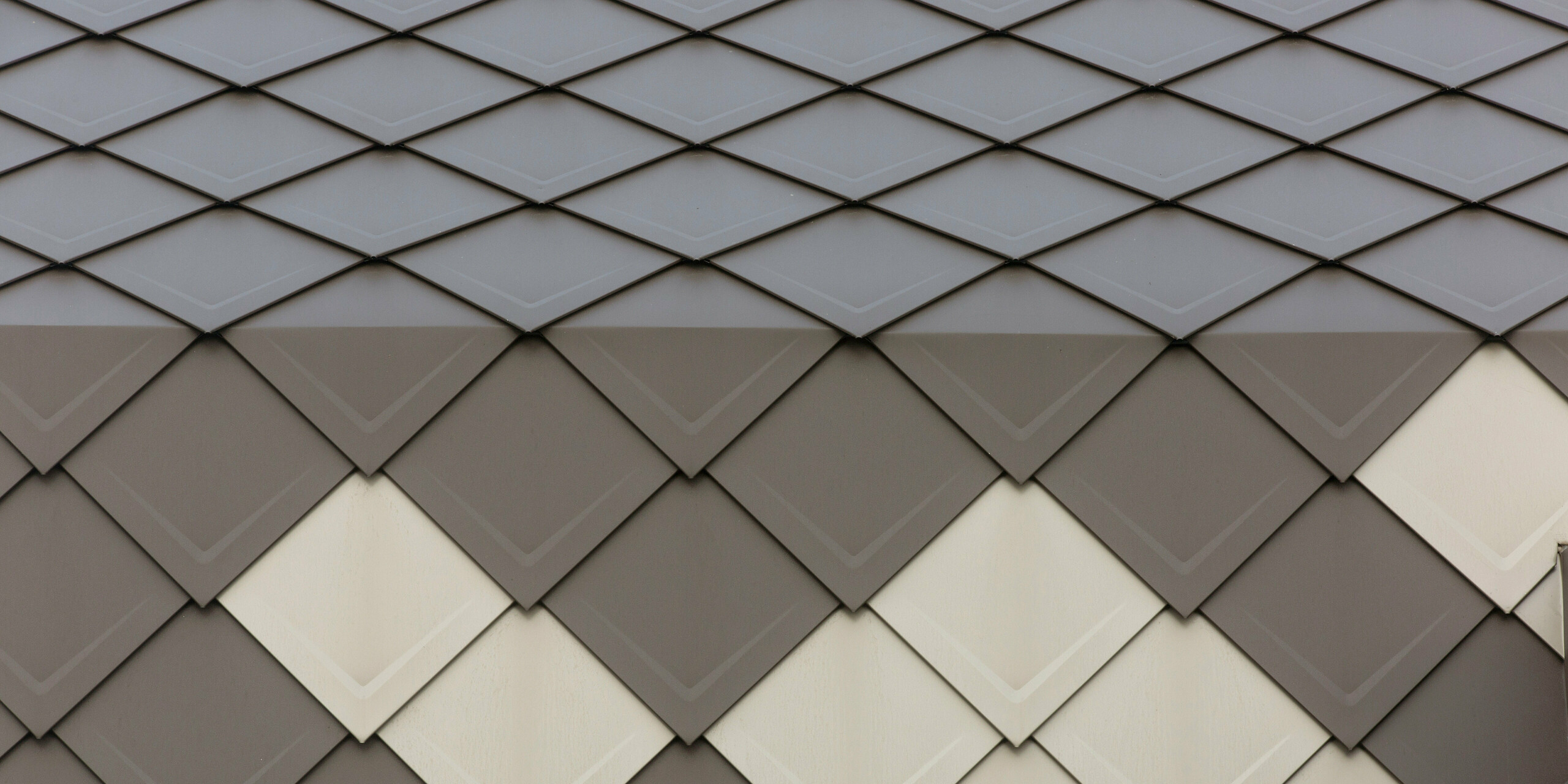Detail plynulého přechodu falcovaných šablon ze střechy na fasádní šablony. 