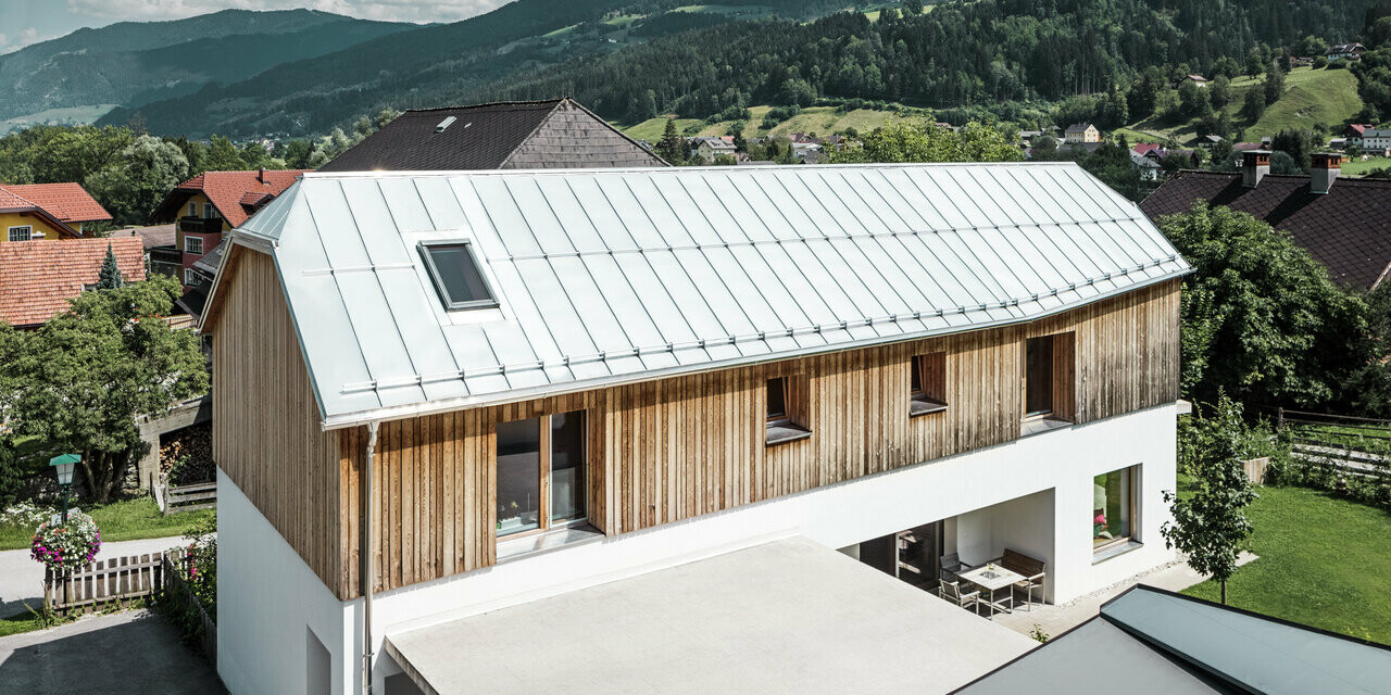 Domek v malebném městečku Pruggern. Střecha pokrytá PREFALZEM v provedení přírodní hliník.