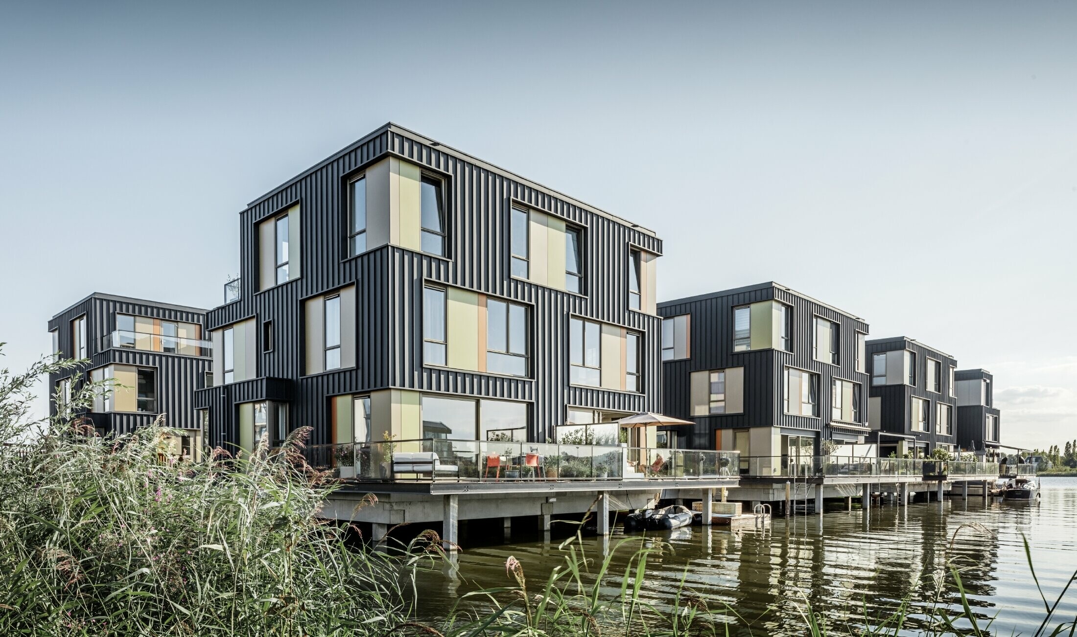 Nový rezidenční projekt s rodinnými dvojdomky u jezera v Amsterdamu. Domy byly opláštěny fasádou PREFALZ od PREFA v barvě P.10 antracitové