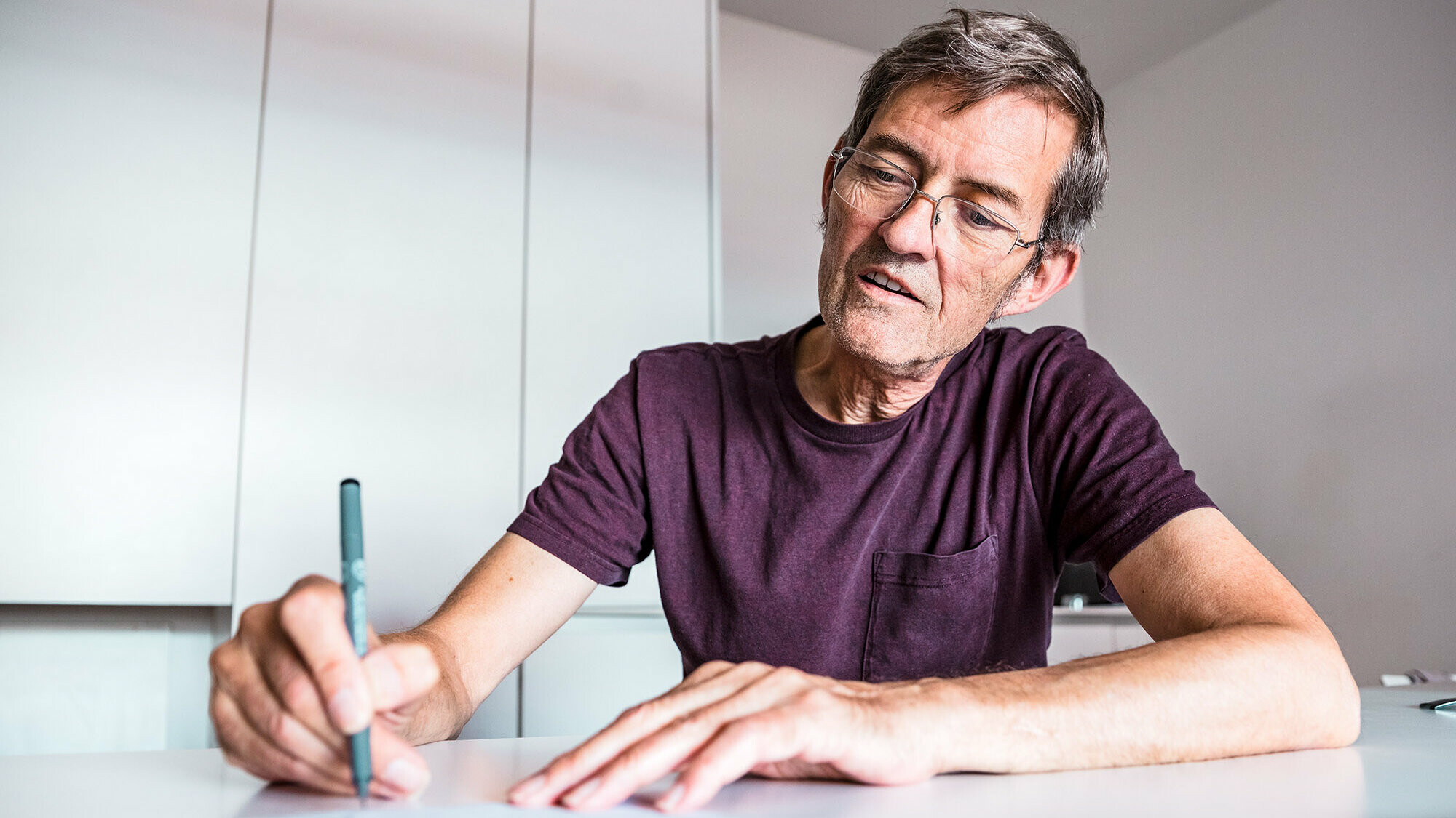 Architekt Dominique Cornaert při práci na návrhu
