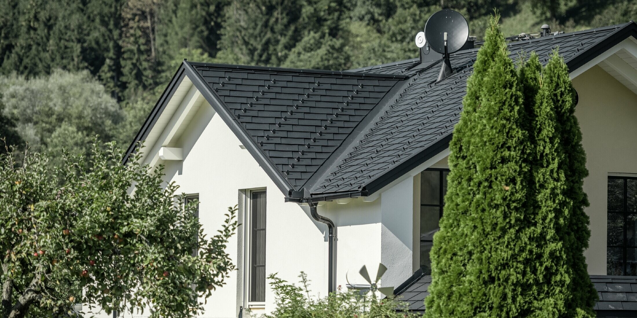 Zrekonstruovaná střecha s hliníkovým PREFA šindelemv barvě P.10 černé, s úžlabím
